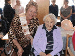 St Rognvald House manager retires – but pledges to return to volunteer at the care home!