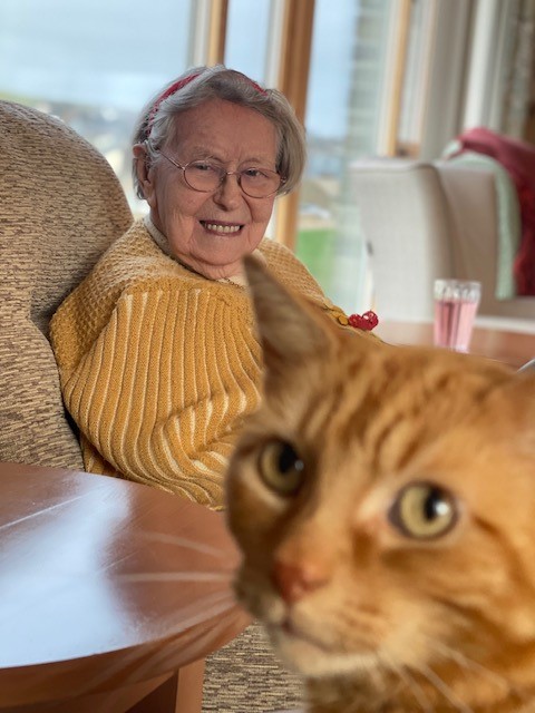 Hammy the Hamnavoe House cat with delighted resident Mary Heddle.